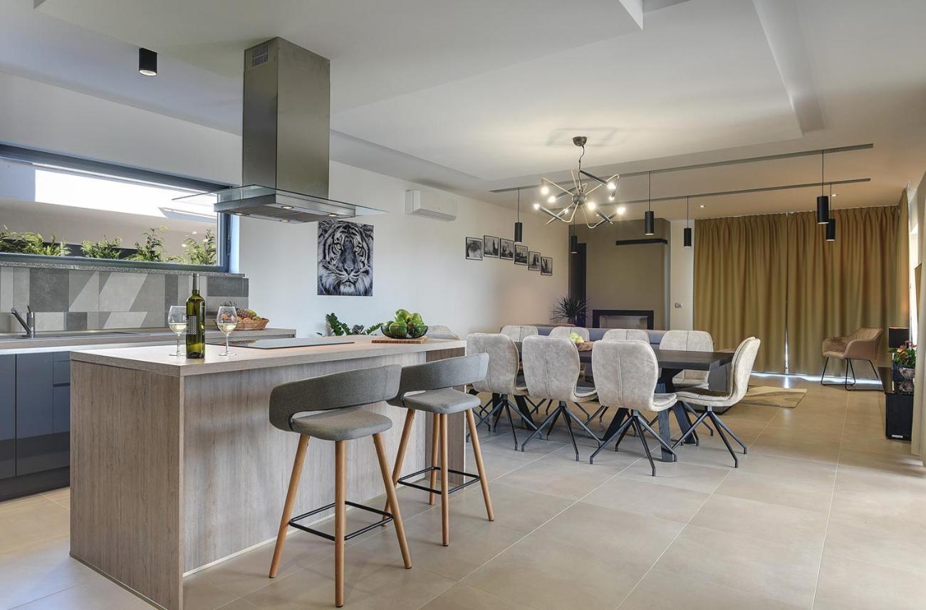 Villa Ula In Pula With Heated Pool And Sauna エクステリア 写真