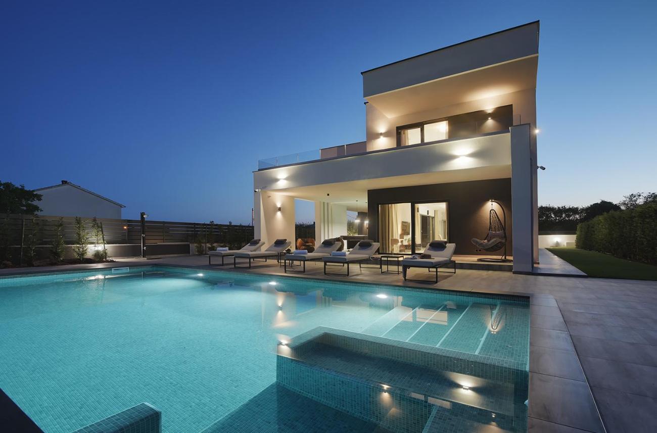 Villa Ula In Pula With Heated Pool And Sauna エクステリア 写真